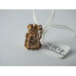 A charm in the form of an opening toby jug in 9ct - 3.1gms