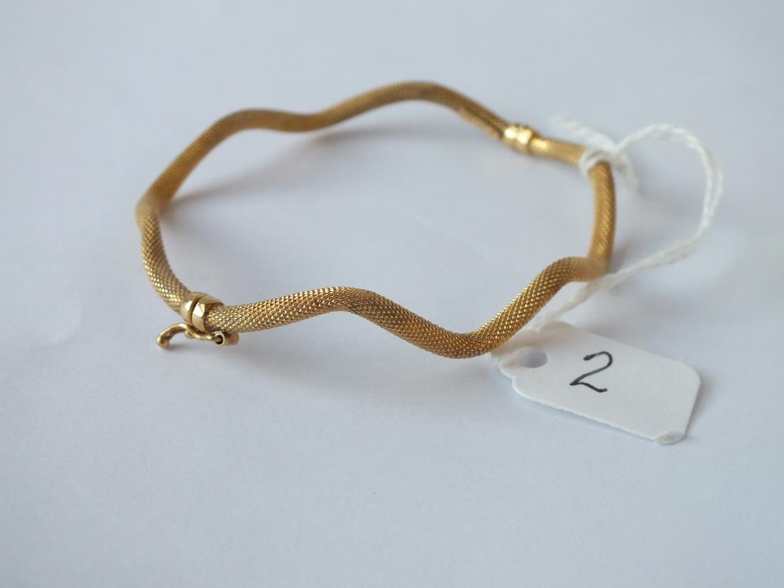 An unusual wavy style bracelet in 9ct - 3.8gms