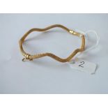 An unusual wavy style bracelet in 9ct - 3.8gms