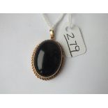 A onyx pendant in 9ct - 6.1gms