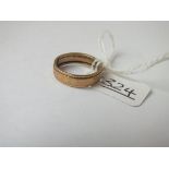 A fancy wedding band in 9ct - size J - 2.5gms