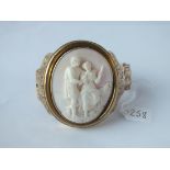 A VICTORIAN GOLD BRACELET MOUNTED WITH A CENTRAL CARVED CAMEO DEPICTING TWO LOVERS - 58.6gms