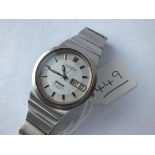 A OMEGA ELECTRONIC CONSTALATION CHRONOMETER GENTS WRIST WATCH WITH SECONDS SWEEP & CALANDER DAIL