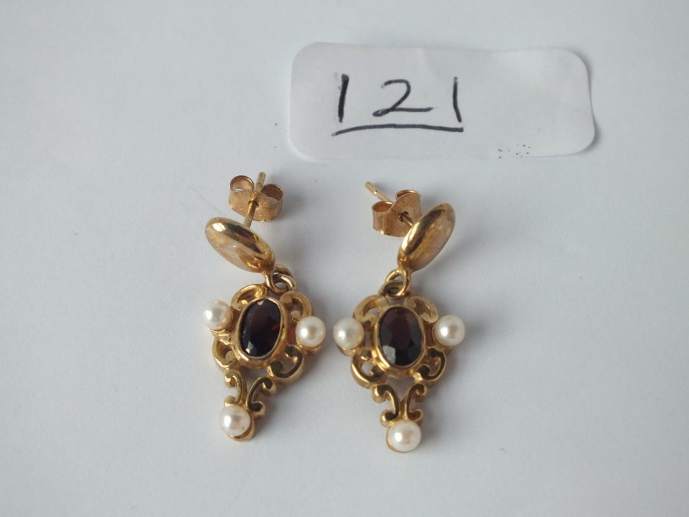 A pair of vintage garnet & pearl drop earrings in 9ct - 3.1gms - Image 2 of 2