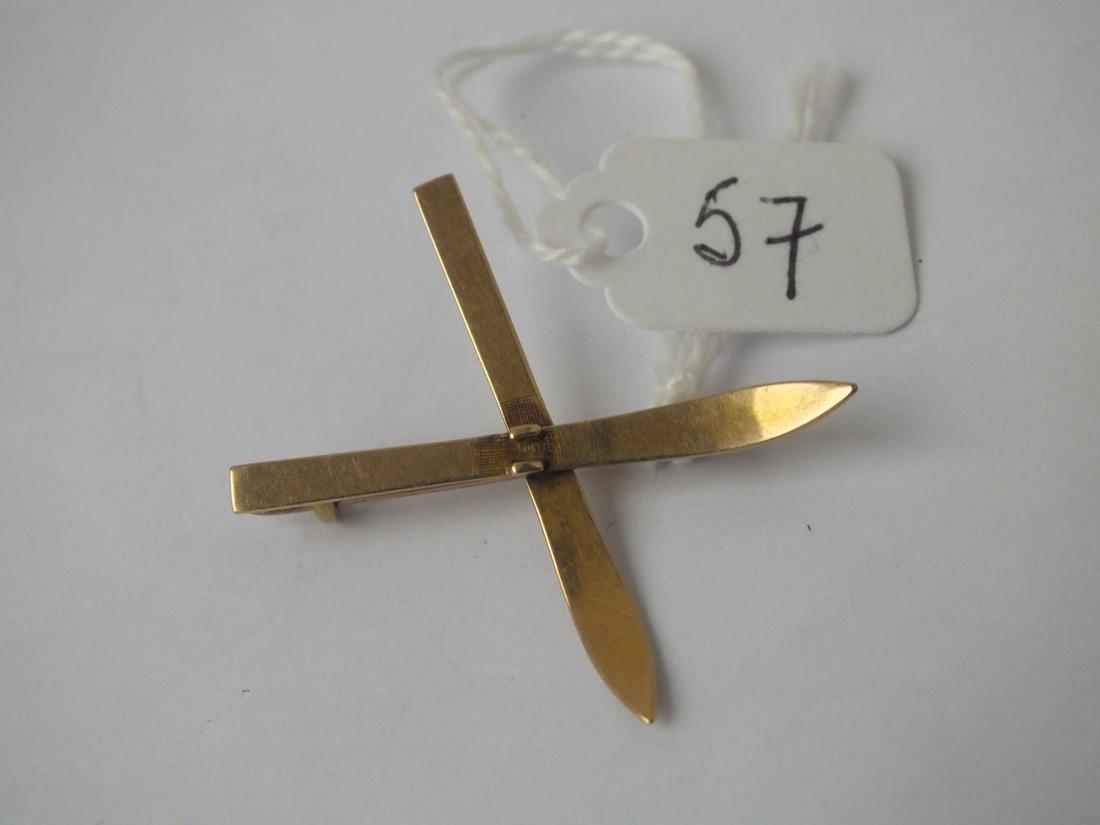 An unusual brooch in the form of two ski's in 15ct gold - 2.3gms