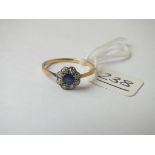 A SAPPHIRE & DIAMOND CLUSTER RING IN 18CT GOLD - size R - 1.9gms