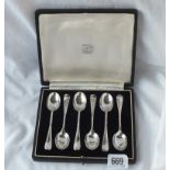 A boxed set of six teaspoons with rat-tail bowls - London 1941 - 84gms