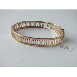 A ROMAN NUMERALS BANGLE IN 9CT - 11.3gms