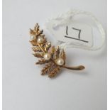 A pearl fern leaf brooch in 9ct - 3gms