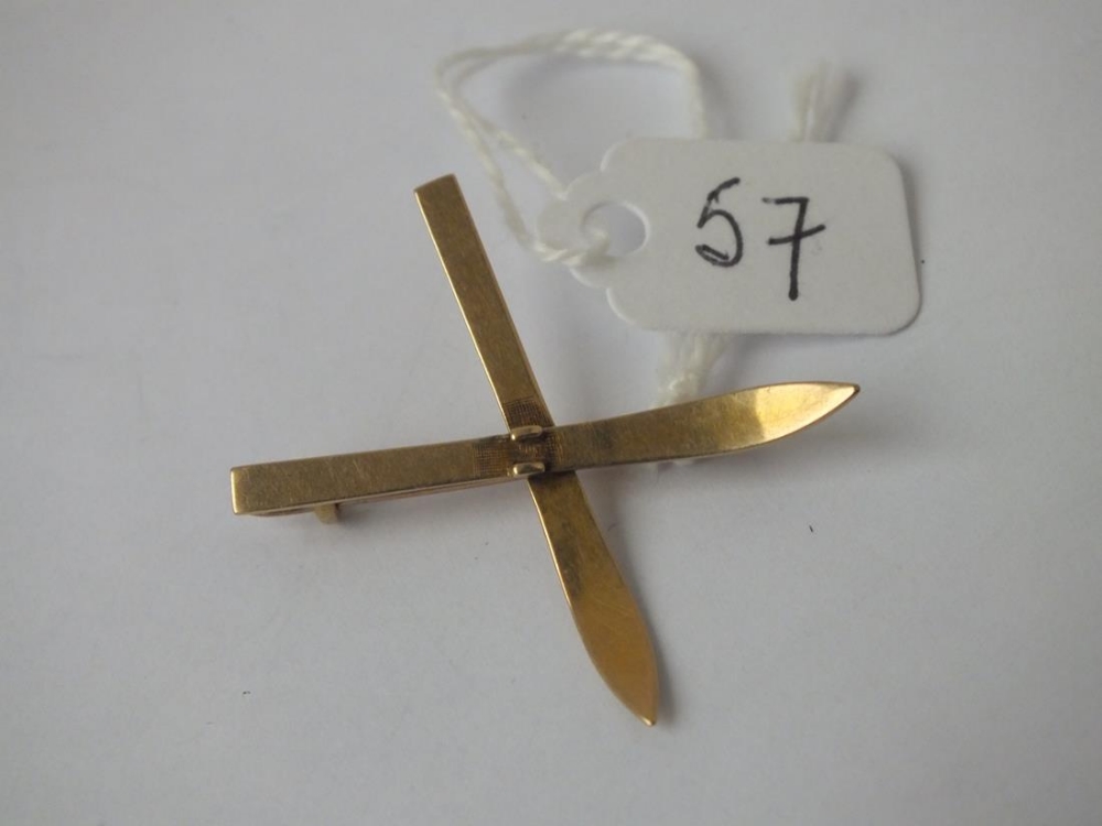 An unusual brooch in the form of two ski's in 15ct gold - 2.3gms - Image 2 of 2
