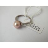 A white gold, pink pearl 7 diamond ring in 9ct - size N - 2.3gms