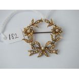 AN ATTRACTIVE OVAL PEARL BOW & FLORAL BROOCH IN 15CT GOLD - 10gms