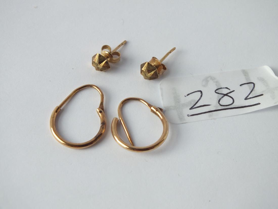 Two pairs of ear studs in 9ct - 1.2gms