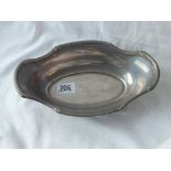 A continental (800 standard) oval dish with reeded ribbon border - 9" wide - 122gms