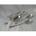 A child's pusher, a child's spoon and two tea spoons - 60 gms.