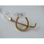 A VINTAGE HORSESHORE & RIDING CROP BROOCH IN 18CT GOLD 6.3gms