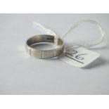 A white gold wedding ring in 9ct - size O - 2.5gms