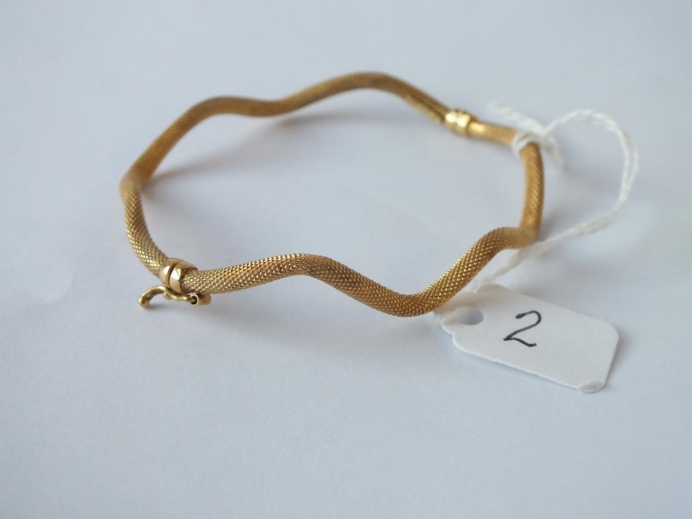 An unusual wavy style bracelet in 9ct - 3.8gms - Image 2 of 2