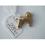 A charm in the form of a poodle in 9ct - 1.2gms