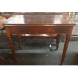 EDWARDIAN POLISHED MAHOGANY FOLDING TOP CARD TABLE WITH TURNED LEGS