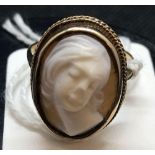 A CARVED CAMEO SHELL RING SET IN 9ct
