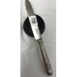 A SIL HANDLED CAKE KNIFE - SHEFFIELD 1930 WALTER & HALL