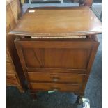 MAHOGANY SEWING CABINET WITH HINGED LID, PAIR OF DRAWERS & SEWING CONTENTS