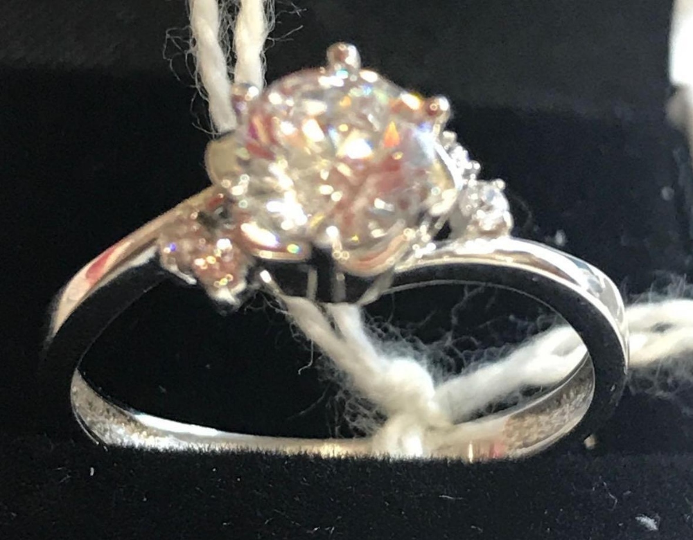 9ct WHITE GOLD SOLITAIRE RING SIZE 'P' - Image 2 of 2