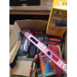 CARTON WITH SPIRIT LEVEL, CAMPING STOVE, VARIOUS HAND TLS, PAINT BRUSHES& A BROOM HEAD