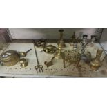 SHELF OF MISC BRASS ITEMS & A SMALL WHITE METAL CANDELABRA