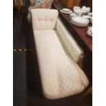 VICTORIAN MAHOGANY CHAISE LONGUE WITH TURNED LEGS (RECENTLY UPHOLSTERED)