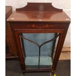 SMALL EDWARDIAN INLAID MAHOGANY DISPLAY CABINET WITH 2 GLASS SHELVES (1 GLASS PANEL BROKEN)
