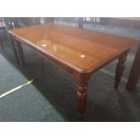 LARGE MAHOGANY COLOUR COFFEE TABLE ON PILLAR LEGS