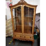 REPRODUCTION ROSE WOOD & WALNUT FRENCH STYLE GLAZED DISPLAY CABINET WITH GLASS SHELVING & PAIR OF