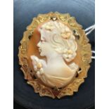 A CARVED CAMEO SHELL BROOCH / PENDANT SET ON 9ct