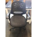 BLACK OFFICE SWIVEL CHAIR