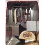 A TIN WITH MANICURE SET, 2 POCKET KNIVES & 3 POWDER COMPACTS