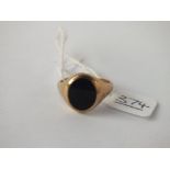 An onyx panel ring in 9ct - size Q - 4.1gms