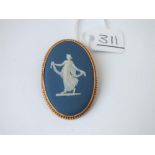 A Wedgewood brooch in 9ct