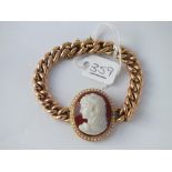 A HARD STONE CAMEO BRACELET IN 15CT GOLD - 26.4gms