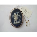 A Wedgewood brooch in 9ct