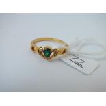 A 3 stone emerald & diamond ring in 18ct gold - size O - 2.5gms