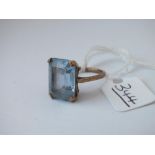 An oblong blue stone ring in 9ct - size M - 4.8gms