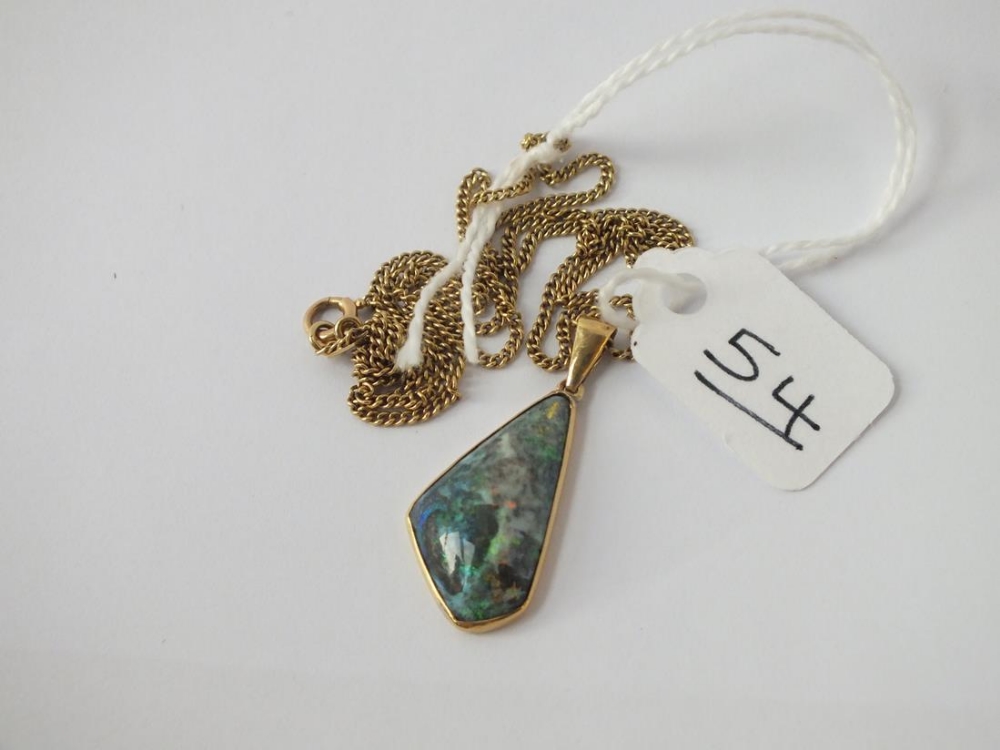 AN 18CT GOLD OPAL PENDANT ON 18CT CHAIN