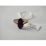 An oval garnet ring in 9ct - size M - 1.7gms