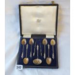 A Edwardian boxed set of six apostle top spoons, a pair of tongs and a sifter spoon - B'ham 1901