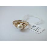 A 9ct single pearl ring - size Q - 2.41gms