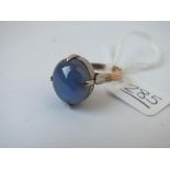 A SAPPHIRE RING IN 18CT GOLD - size M - 7.8gms