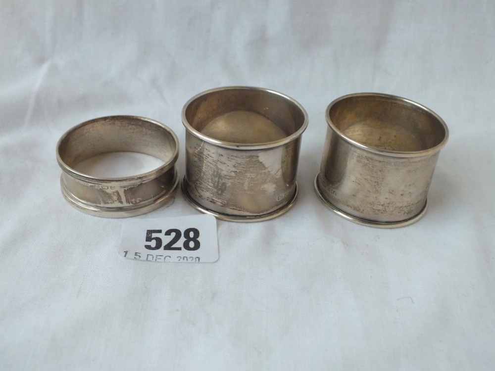 Three various napkin rings , a pair plain - Chester 1919