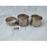 Three various napkin rings , a pair plain - Chester 1919